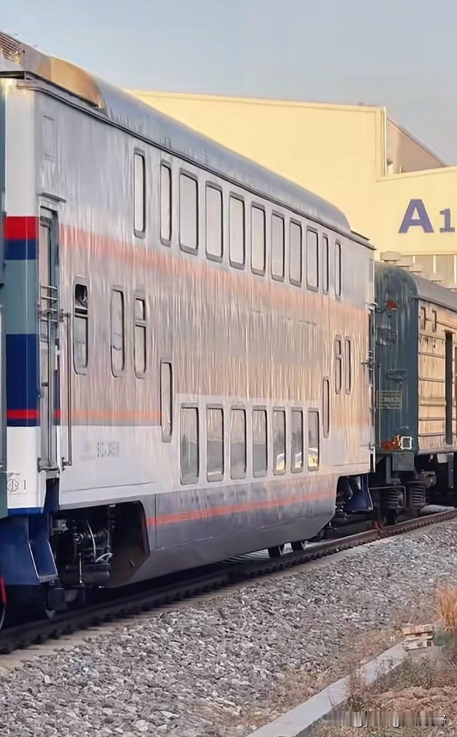 现在还能看见双层的普速客车，真的太难得了。前不久在网上看见，西安局对一些双层客车