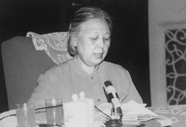1949年，北平解放后，傅作义夫人下落不明，地下党员找了几个月都没找到，周总理指
