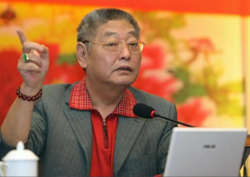 1988年4月21日，一个男人正在看报纸，却无意中发现了“致富密码”，报纸上短短