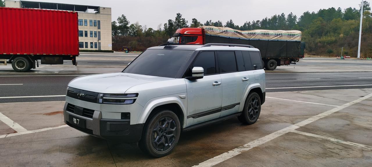 方程豹钛7四驱Ultra版价格比唐L还便宜，但是却显得更加高大，那么这款车驾驶起