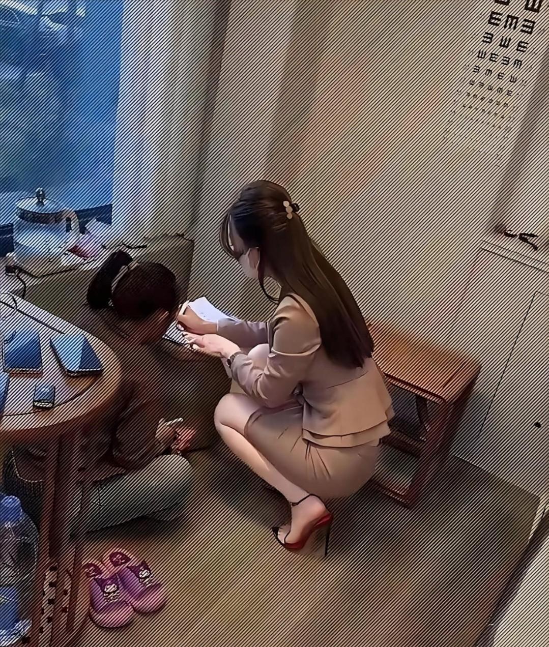 贫穷限制了我的想象力！老板给她上初中的闺女请的“家教”，每小时高达600块！