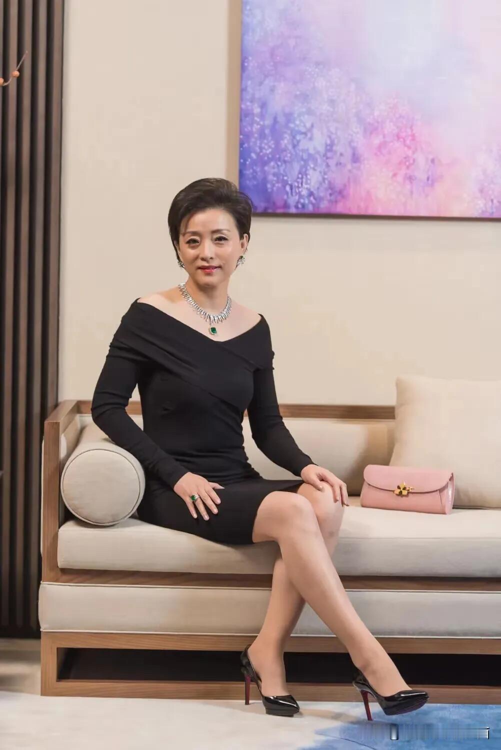 57岁的杨澜是真的没有一点见老的迹象，身材管理真好，又瘦又匀称，看起来和40多岁