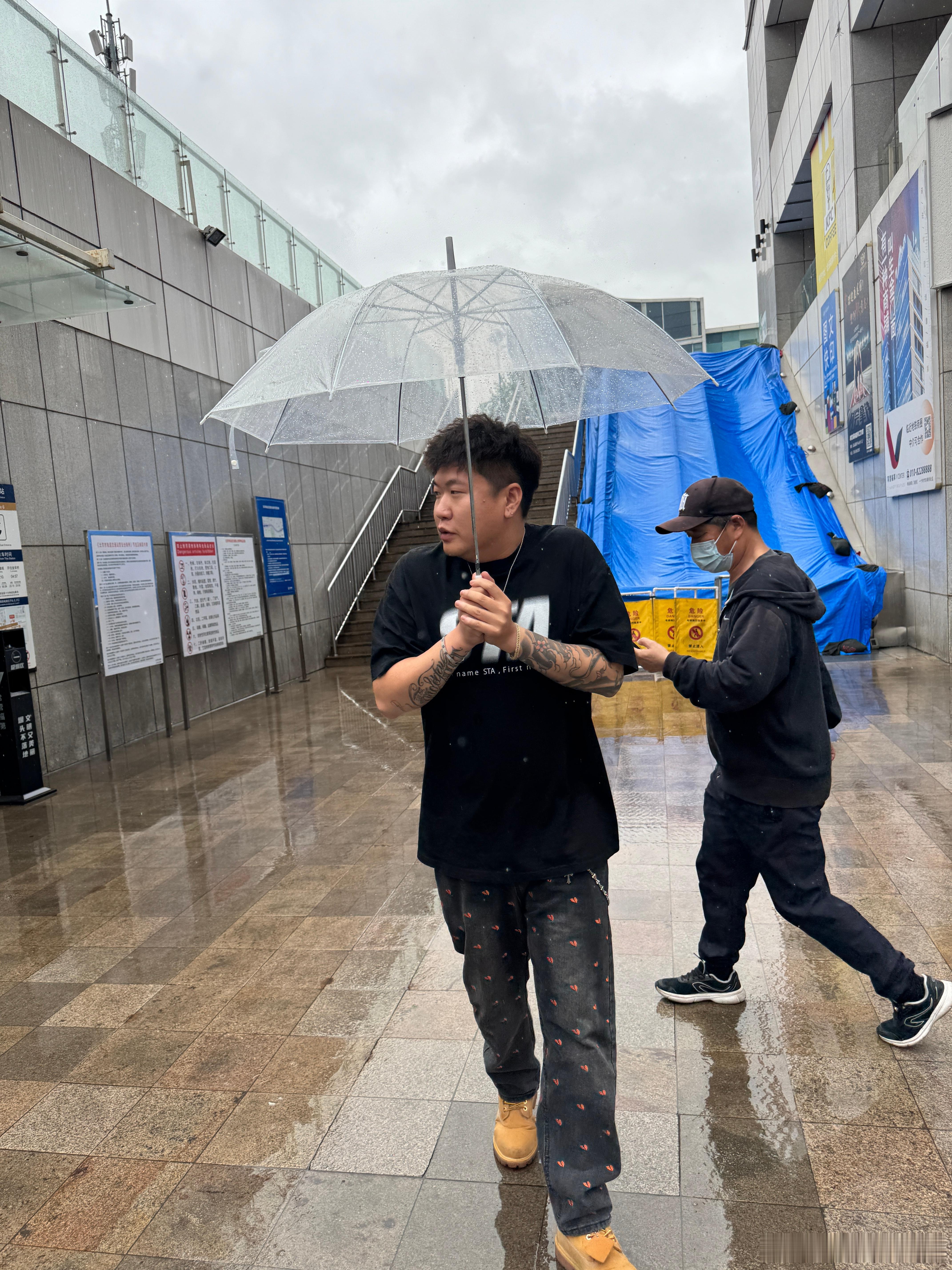 对不起，我是SB～落地北京出差只带了短袖[doge]明天开始拍金盏速度节了，期待