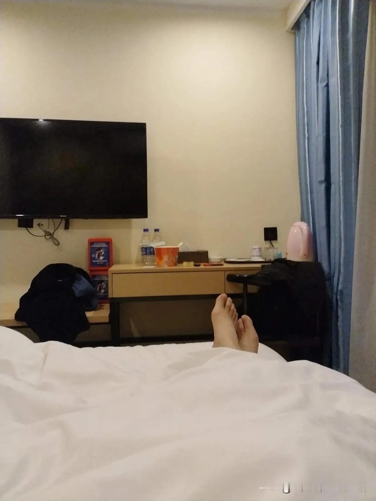 广西，女子与男同事到酒店开房，2人发生关系后，各自睡了，等女子睡醒，发现男同事没