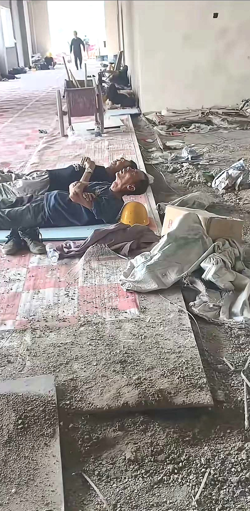 农民工太苦了，午休直接睡地板上。