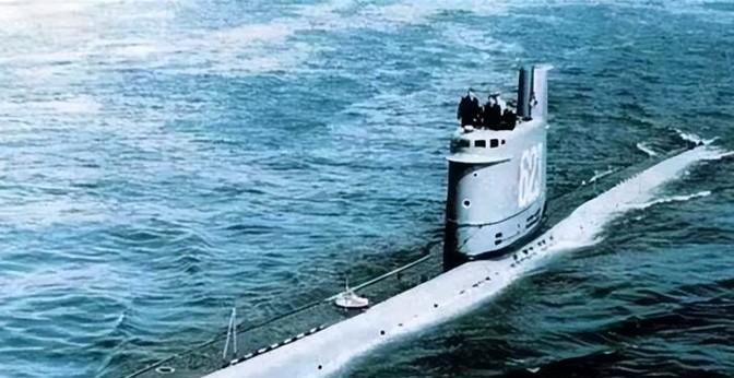 1981年，一艘苏联潜艇在瑞典海岸搁浅，瑞军迅速将其包围。可没想到的是，接下来苏
