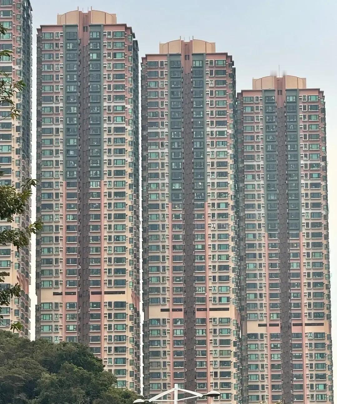 我刷到一篇老港漂的回忆，说1983年宏福苑一套小三居只要十三万港币，他舅舅排队买