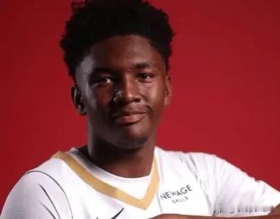 据美国记者JohnHollinger报道，鹈鹕在与老鹰进行交易、换回2025年