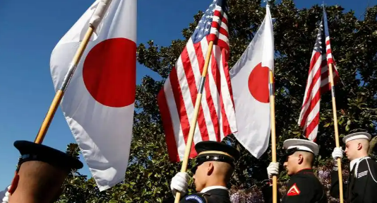 很多人不知道美国人在日本有多猖狂。29日，在日本京都进行集体旅行的13岁中国女