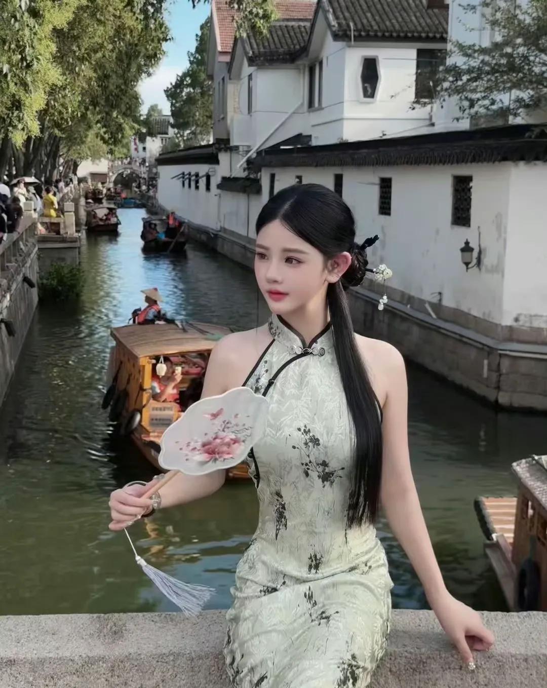 江南水乡，旗袍美人，古韵悠长。