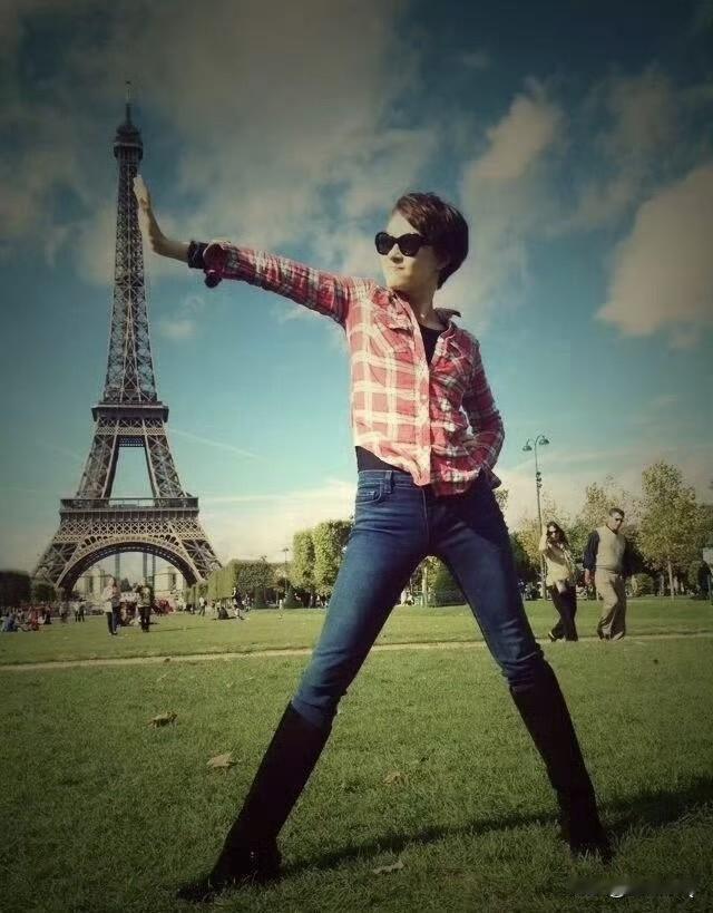 孙俪故地重游，原地打卡埃菲尔铁塔，这么多年了她依旧留的是标志性短发。