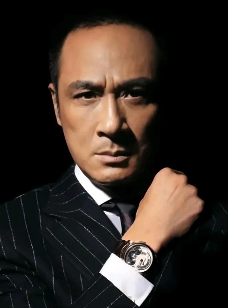 为什么说吴镇宇可以当导师，看他吃一颗柠檬就知道了最近，在无限超越班里，导师吴镇