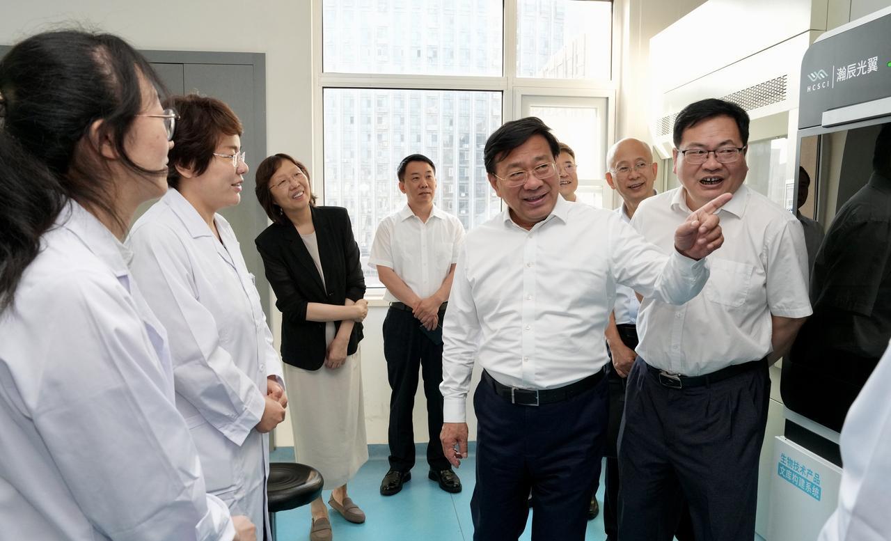 韩俊在部科技发展中心调研并召开部属事业单位座谈会强调　推动学习教育走深走实　以作