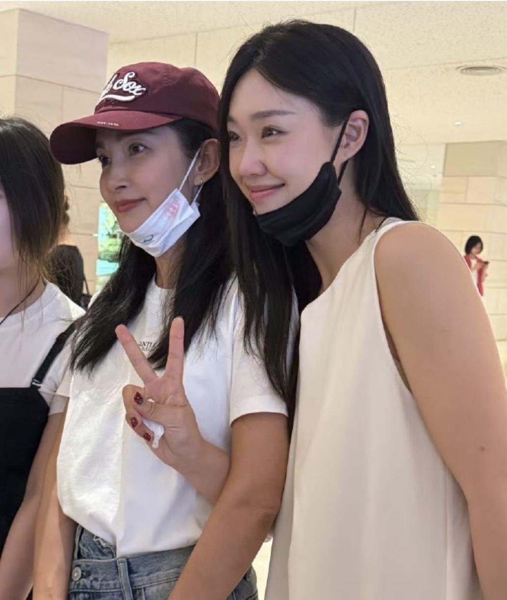 李冰冰管乐手挽手看舞剧~哈哈，管乐抱上老板的大腿了，李冰冰还是容颜依旧在线，即