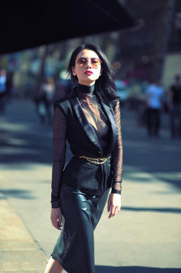 高圆圆放风筝把鞋跑掉了谁能想到前一秒还在公园放风筝跑掉鞋，下一秒就能在复古港风