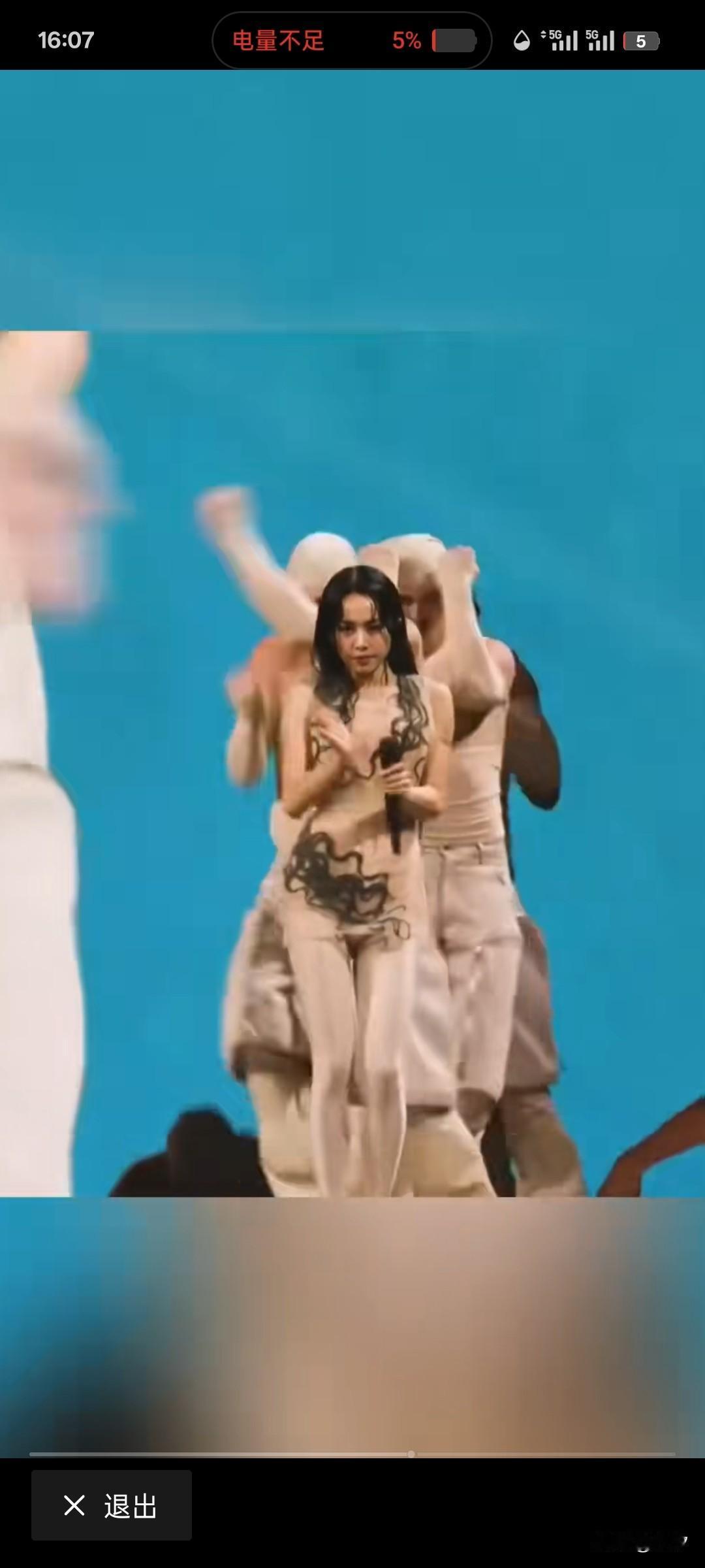 蔡依林的演唱会是不是有点儿像宗教祭祀？你看她的穿着不是很诡异，还有她的伴舞，都