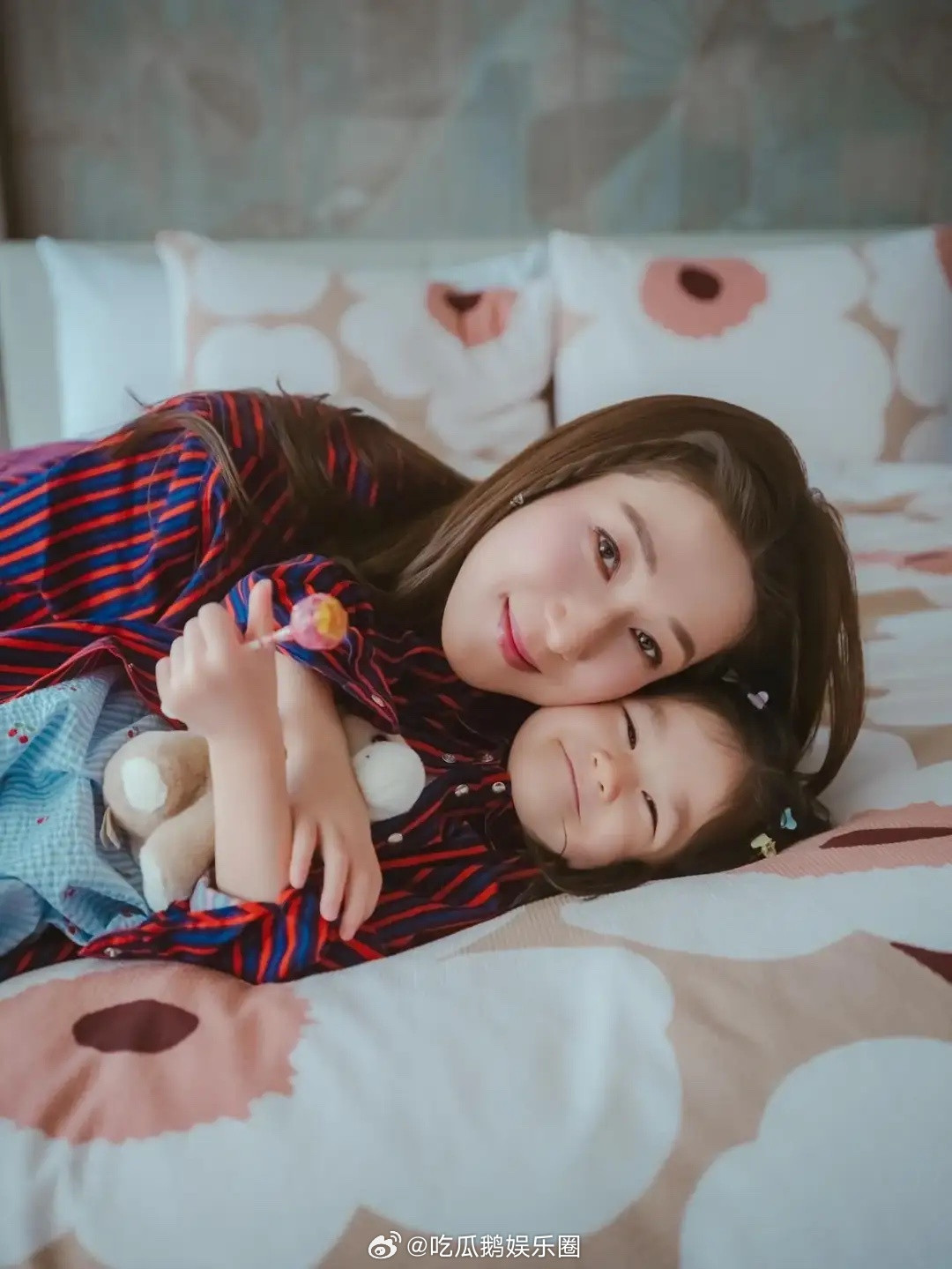 钟嘉欣分享和4岁小女儿的合照，两人穿着母女装，做着同款发型，看起来好有爱！女儿长