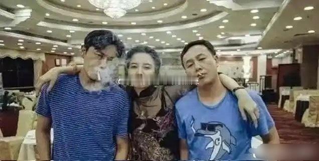 这照片，估计宋佳出十万，都想删除吧[笑着哭]​​​