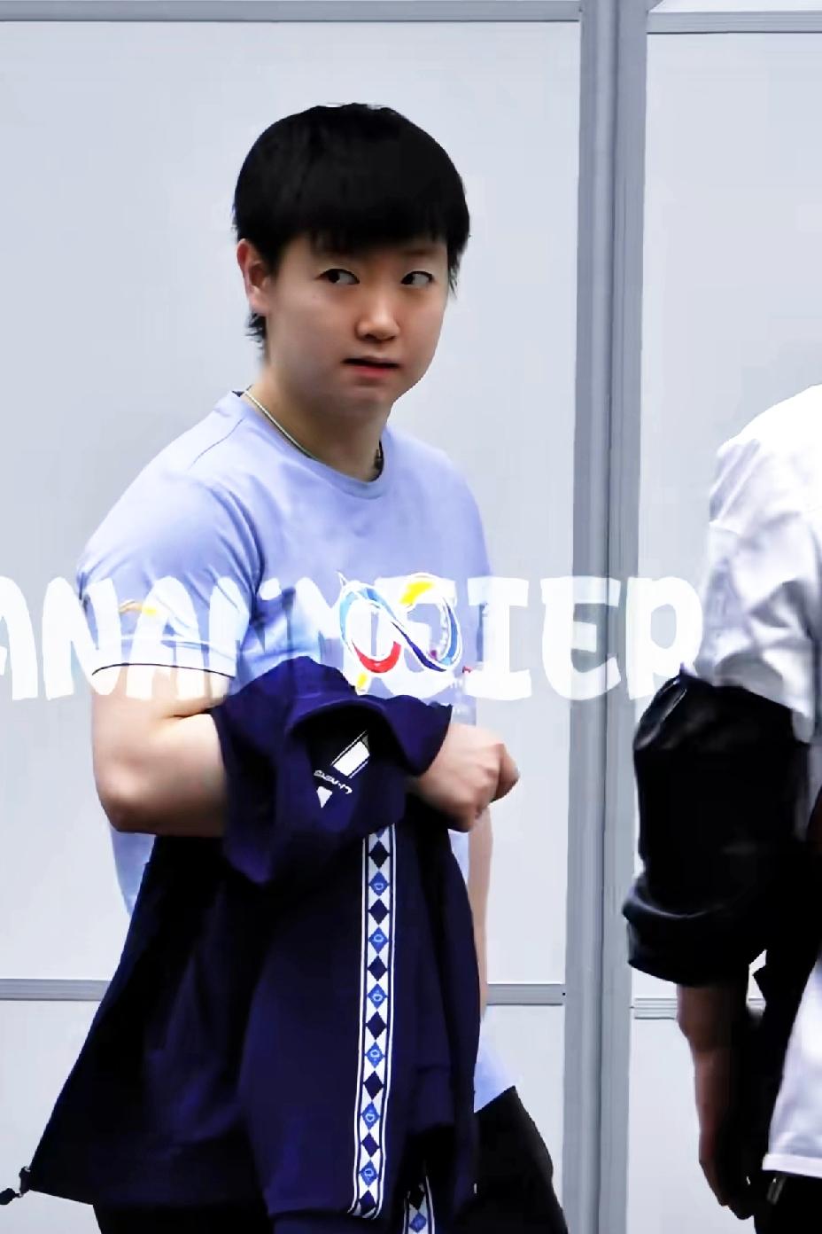 莎莎这件新的文化衫真好看，感觉她更适合这种清清爽爽的颜色。她竟然“白眼”了一