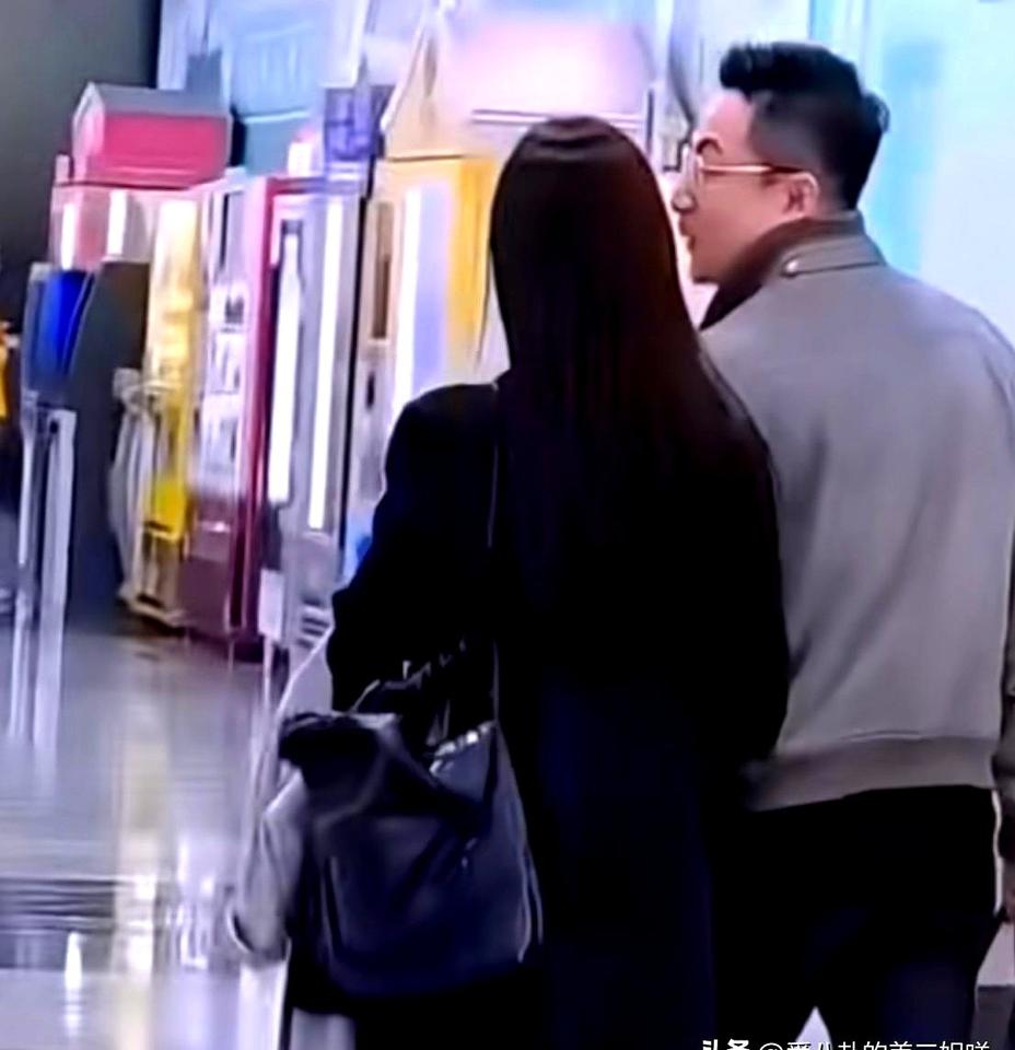 汪小菲拖着行李左手被马筱梅紧紧挽住，两人裹着厚羽绒服从北京飞台北的画面被镜头抓住