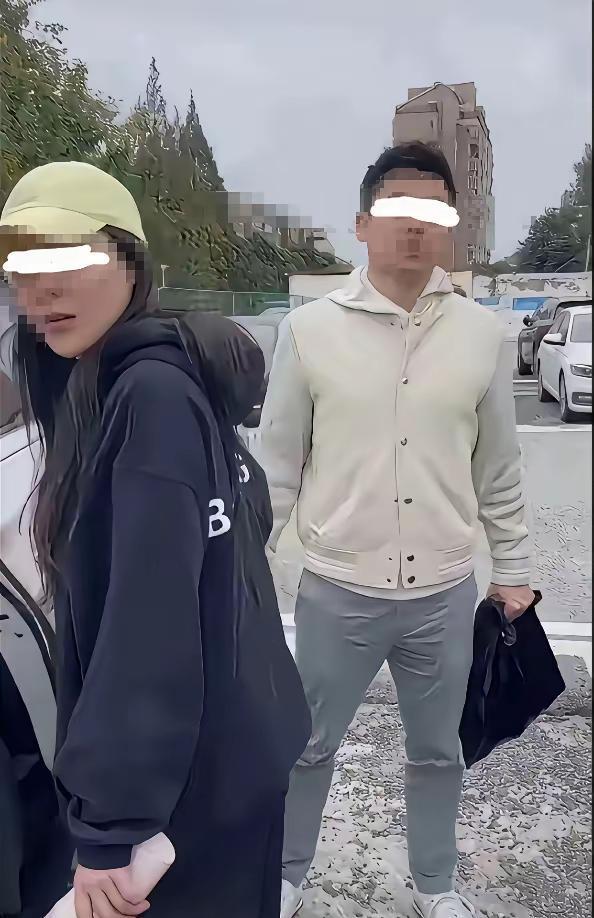 出轨男给妻子说，(小三)哪儿都比你好看。由于给(小三)打了码，只知道(小三)身材