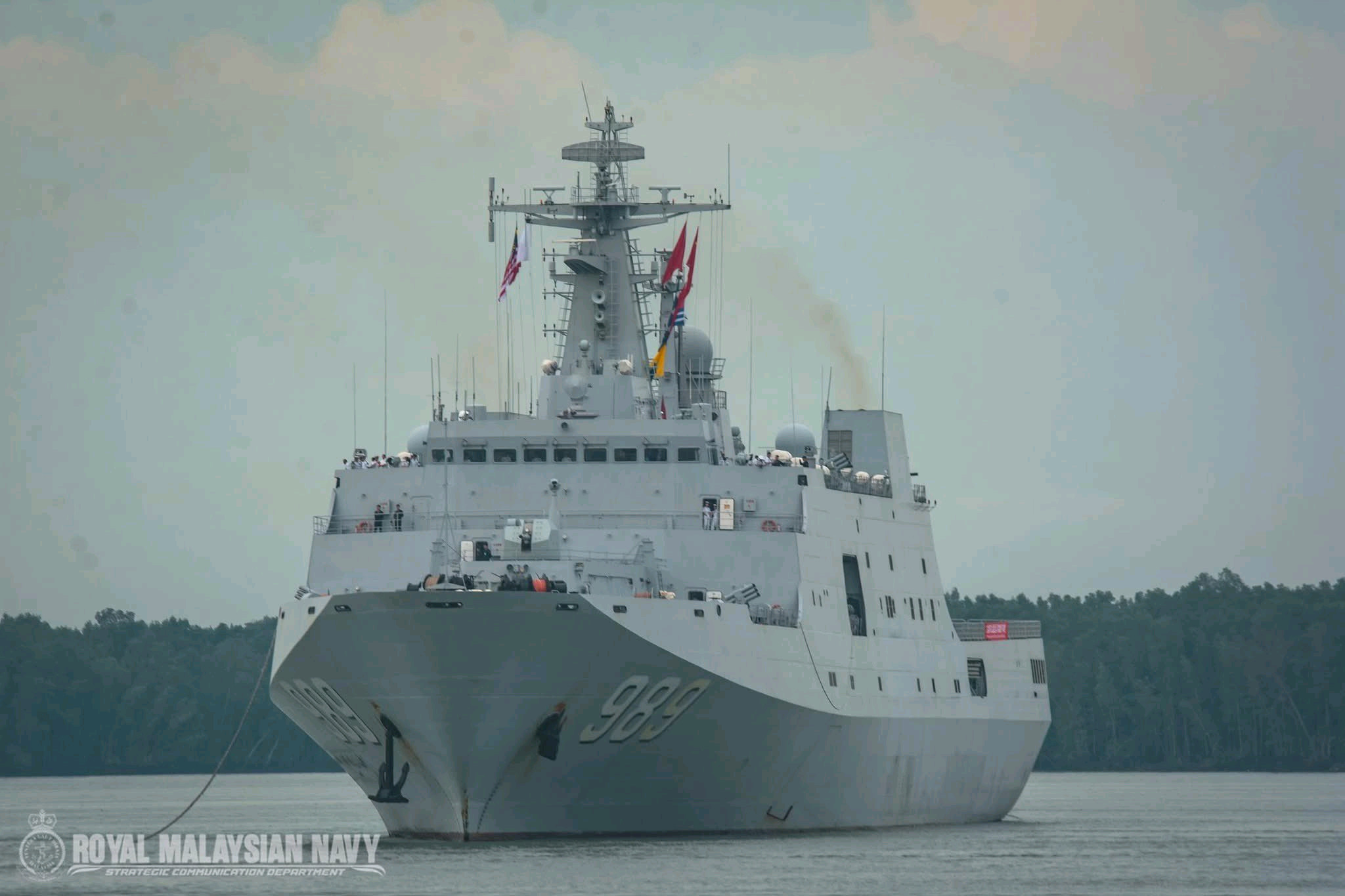 在马来西亚巴生港的中国海军989舰编队989长白山舰、88“向前进1号”船、81