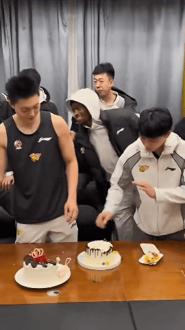 广东队为胡明轩庆生！不得不说，广东队的氛围真是不错，这么多年了，仍然保留着砸蛋糕