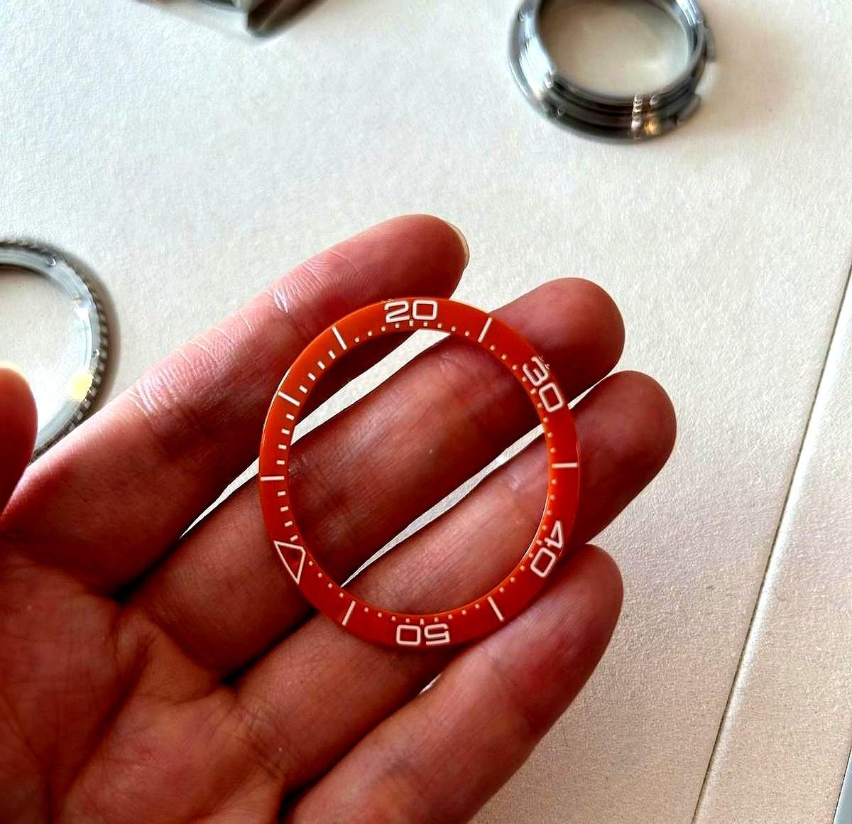 潜水表早就不下水了排氦阀门，99%的人一辈子用不上。欧米茄把它藏起来，厚度