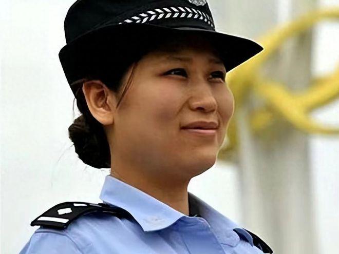 2008年，汶川女警揭衣露乳哺育9婴，归来连升四级，却被人嘲讽“升官靠喂婴儿”