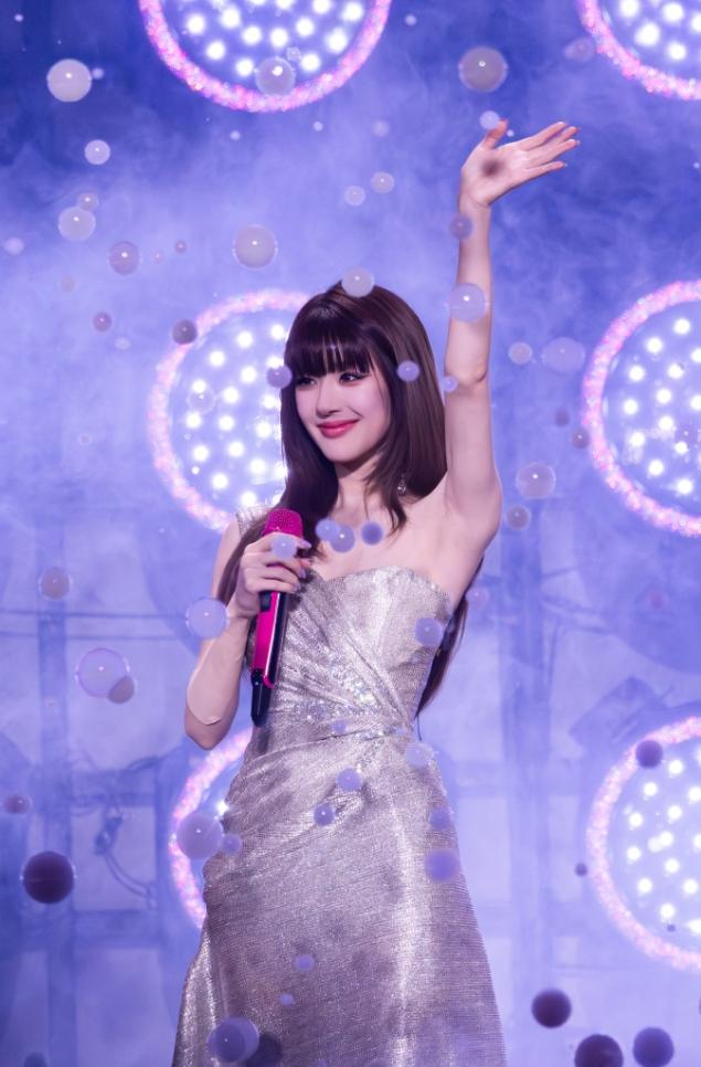 赵露思演唱会高定丢失！赵露思上个月在澳门开了演唱会，她上身多套品牌高定，以及私