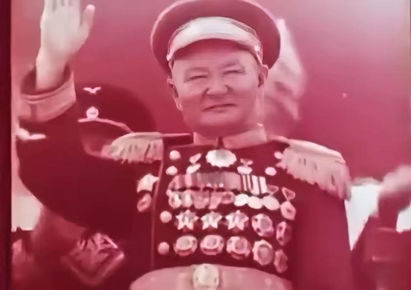 看清这个胸前挂满勋章的人，他是中华民族的罪人。正是他与外人勾结，强行推动了外蒙古