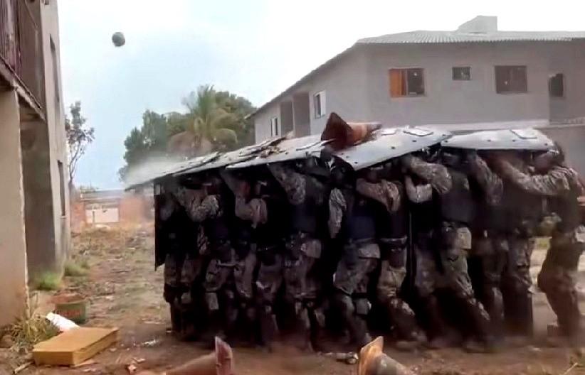 强攻了??不是,真有人拿雪糕桶当燃烧弹??我他妈嘴都歪了。你当这是拍电影