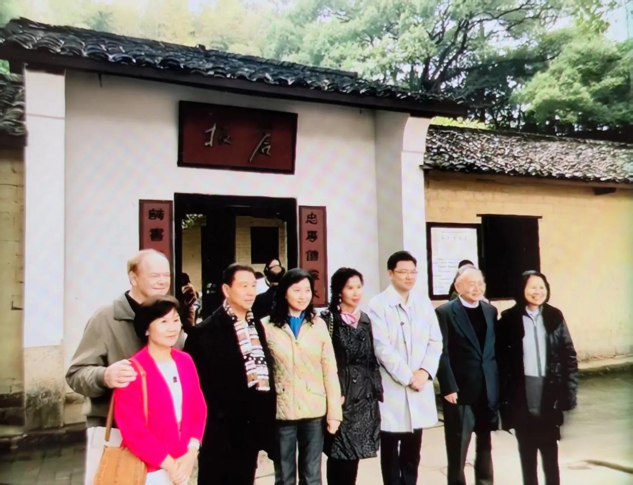 这是江姐“江竹筠”的儿子孙子到湖南板仓祭奠杨开慧，他们都是杨开慧的亲戚，两个女人