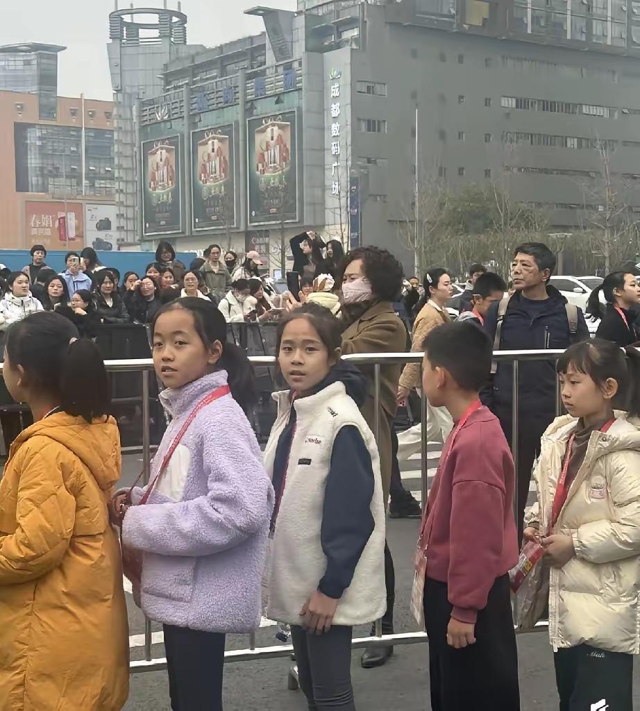 哈哈哈，小豌豆球童要上班了！成都混团明天就开打了，占有天时地利人和的小豌豆球童