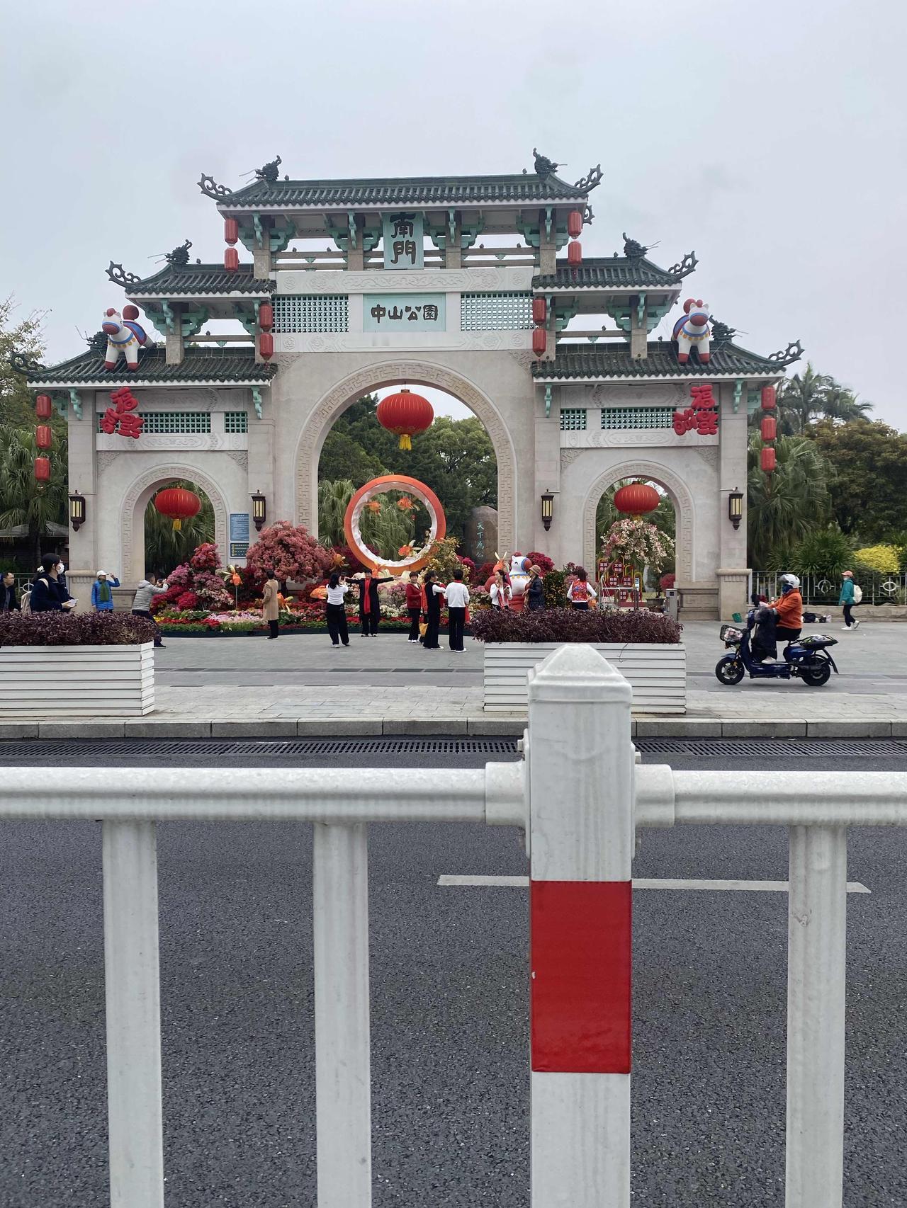 当大城市里各网约车平台竞相将价格压低至每公里一块三、一块，甚至八毛时，三四线小城