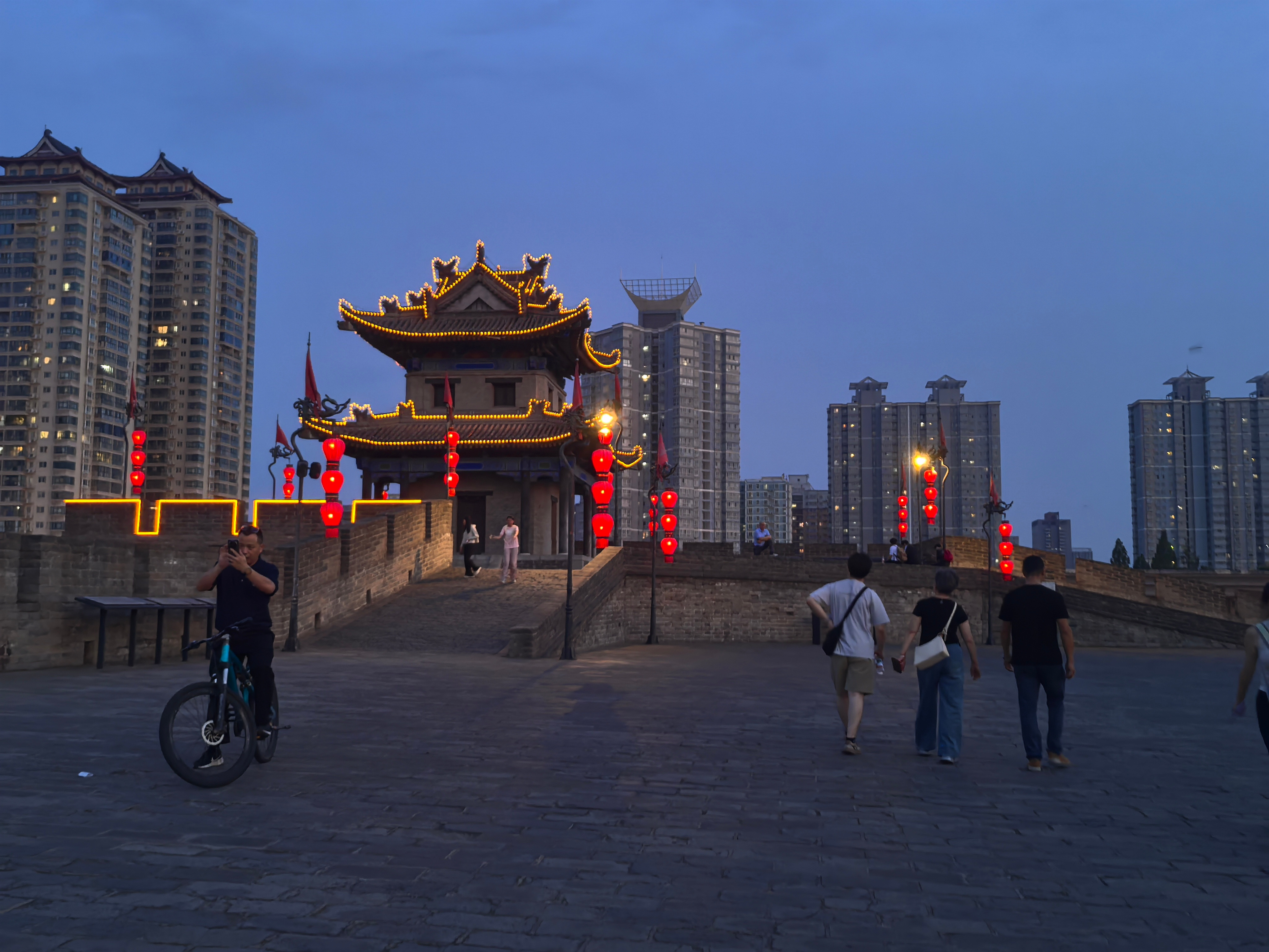 我是摄影人站在城墙外下看随手拍