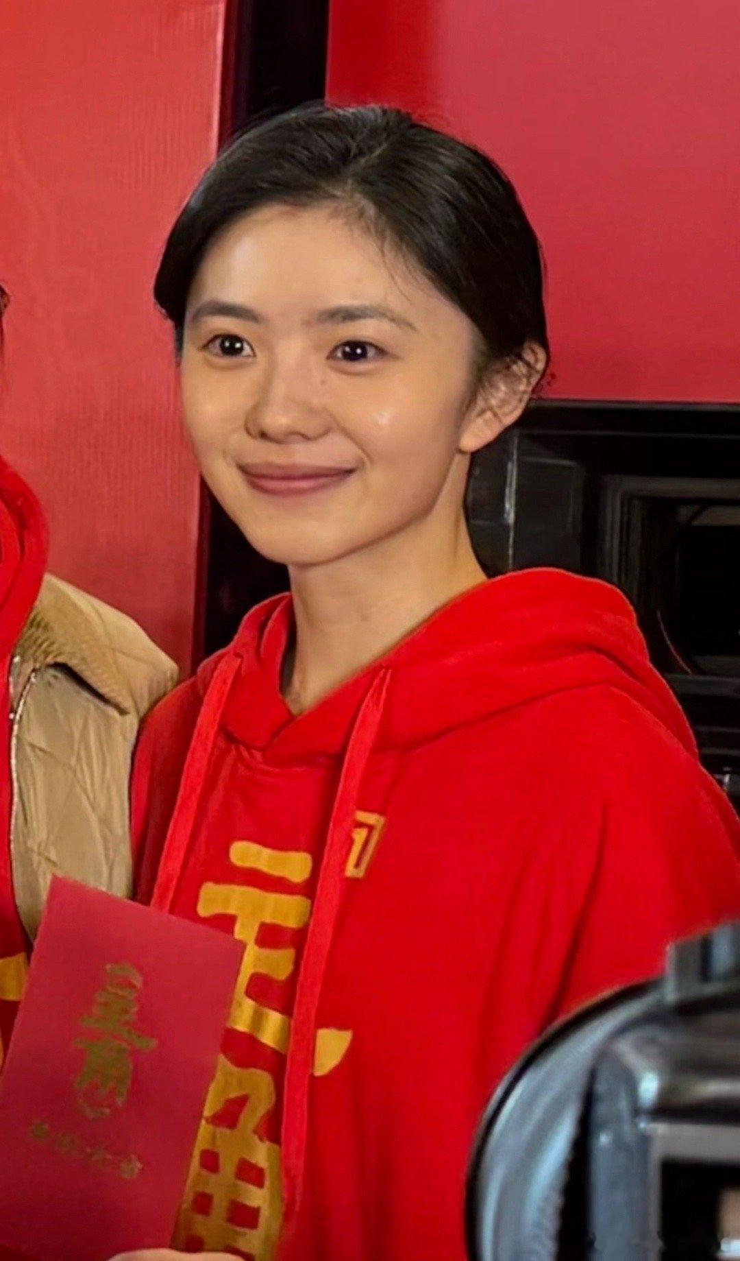 终于不是水润超白的肤色了还是好美的啊，这才是黄种人吧！感觉浩存洗个脸抹点无色乳液