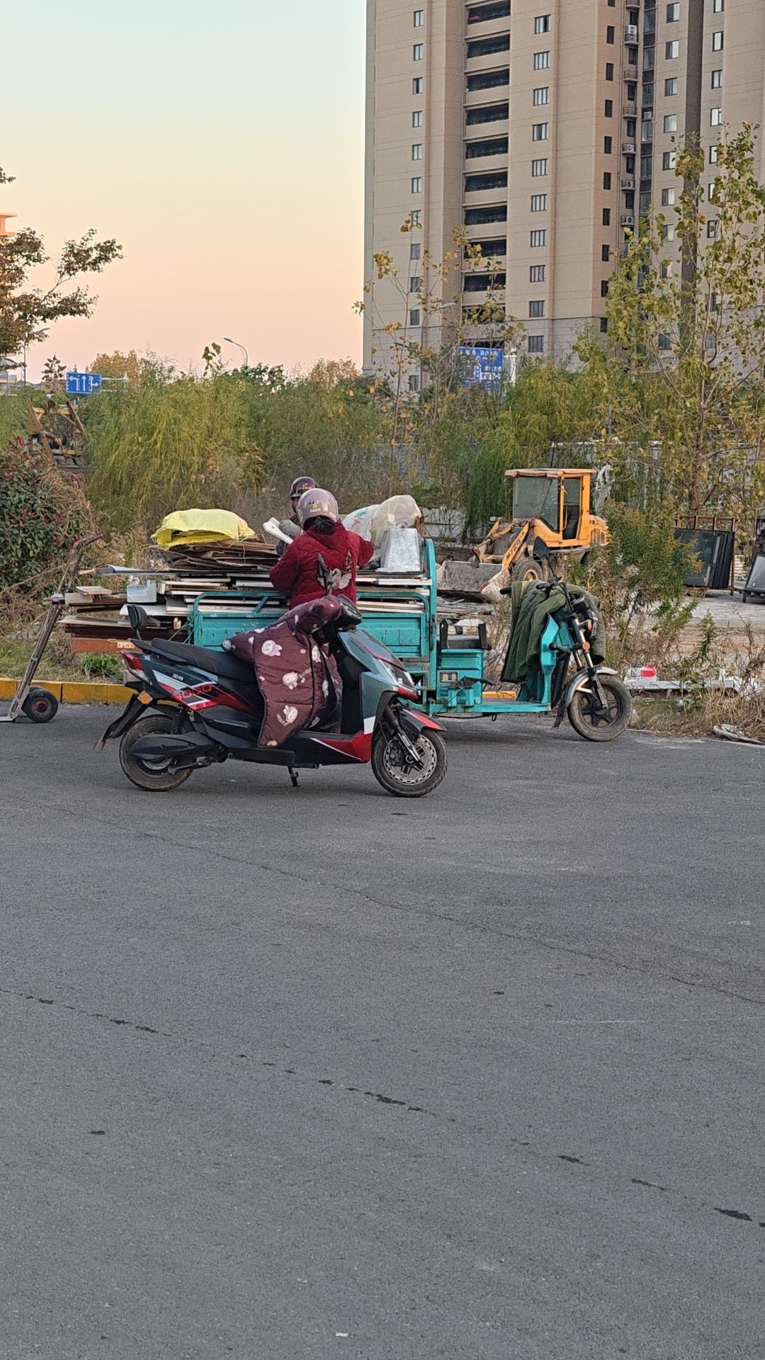 今天是金碧物业走后的第25天。今天看到有装修工人乱倒建筑垃圾，制止都不睬，倒