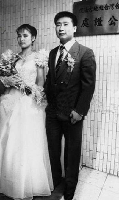 1983年，曾从大陆叛逃到台湾的飞行员王学成结婚了，婚礼上，王学成笑得非常开心，