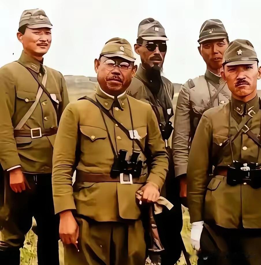 瞧这张照片里的日本鬼子，五短身形，面貌狞恶，神情猥琐如鼠，其残忍暴虐、嗜杀成性的