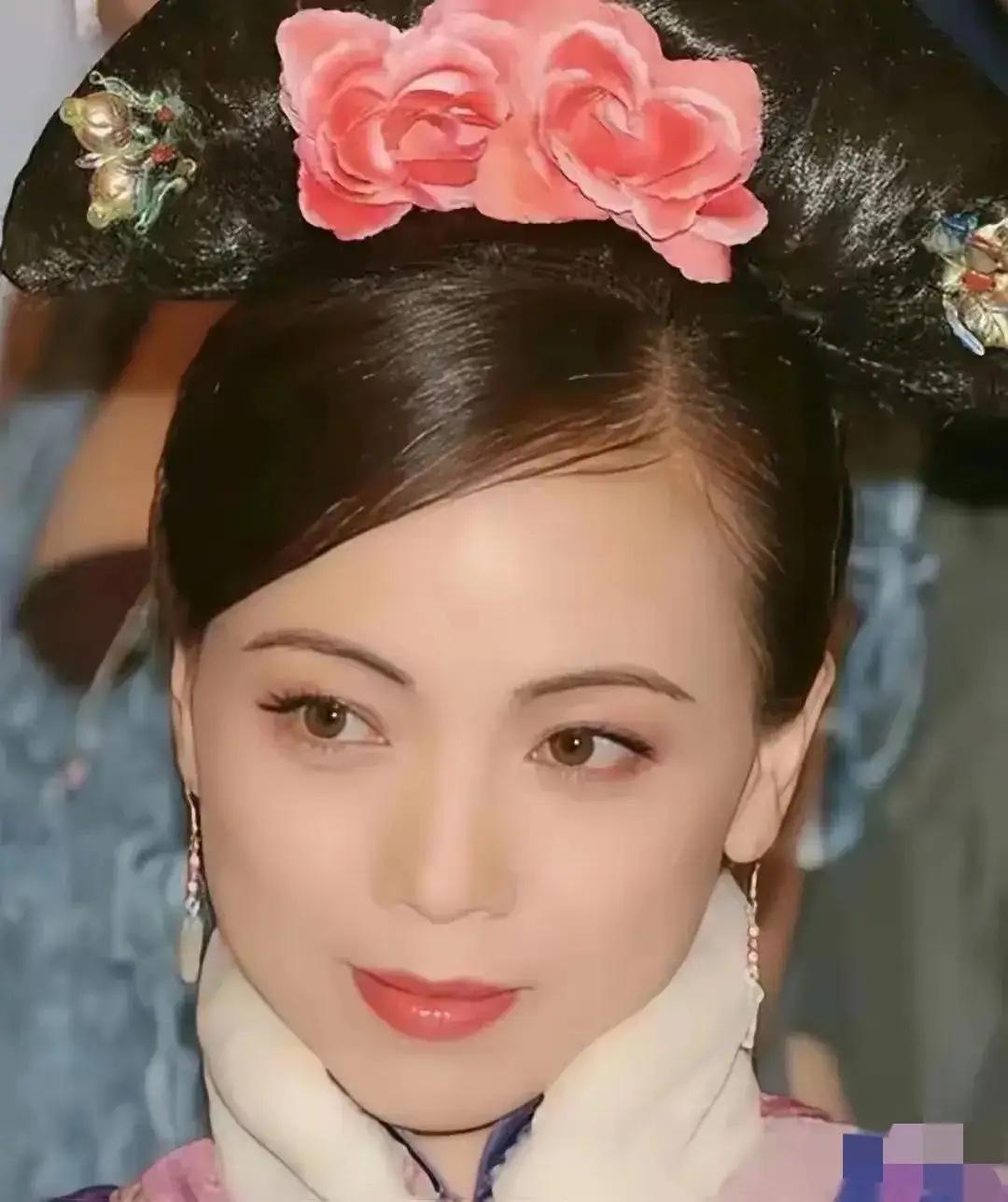 当年被全网骂“狐狸精”的那个女人，60岁活成了这样。1996年，已婚的江华和邓萃雯幽会被拍，他转头带