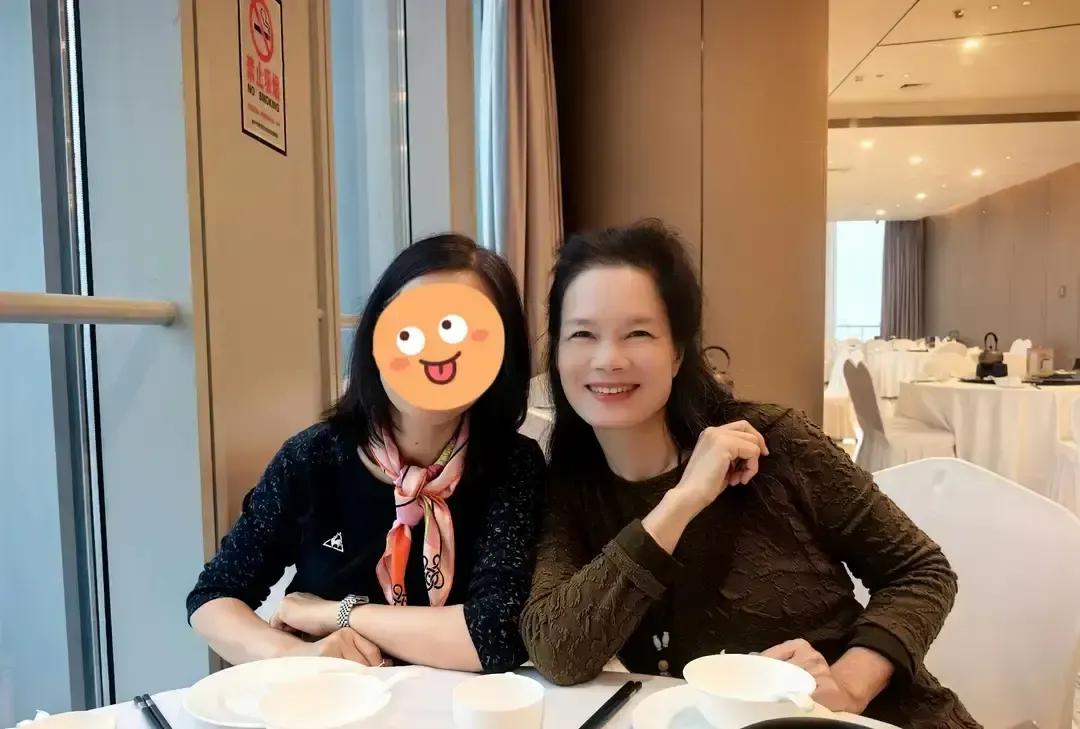 老友一家从香港飞来南宁，弟弟调岗，她带着大姐和弟媳住进好友缘酒店。我二十年没见