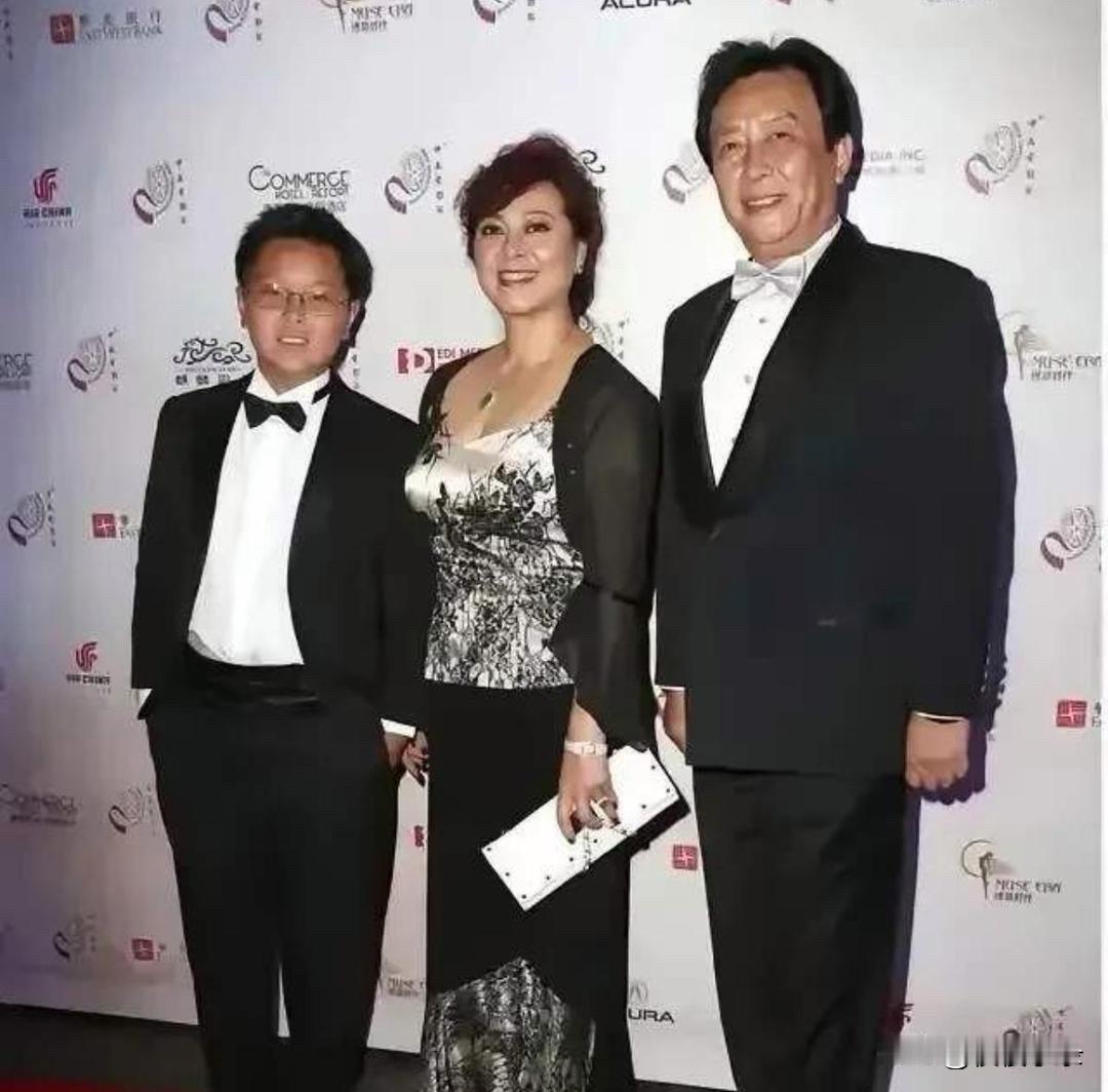 唐国强一家三口拍‎了张合影﻿‌，他儿‌‌子看着是真心‍‎‎显老。‌﻿‌拍﻿⁠照那