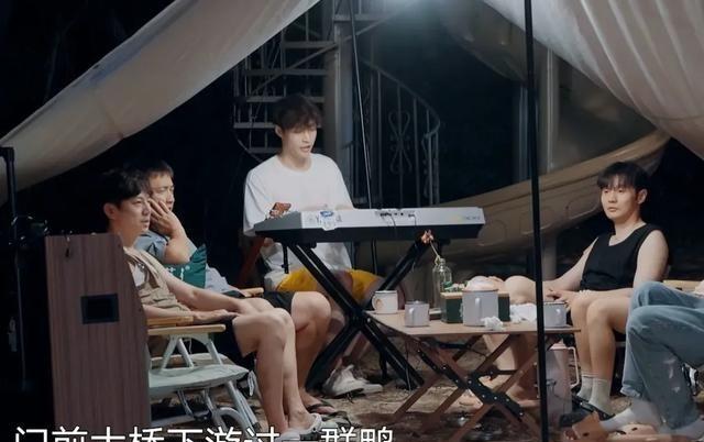 一次节目中，黄磊故意问李荣浩：”你知道为什么我们常唱的门桥大桥下游过一群鸭后面的