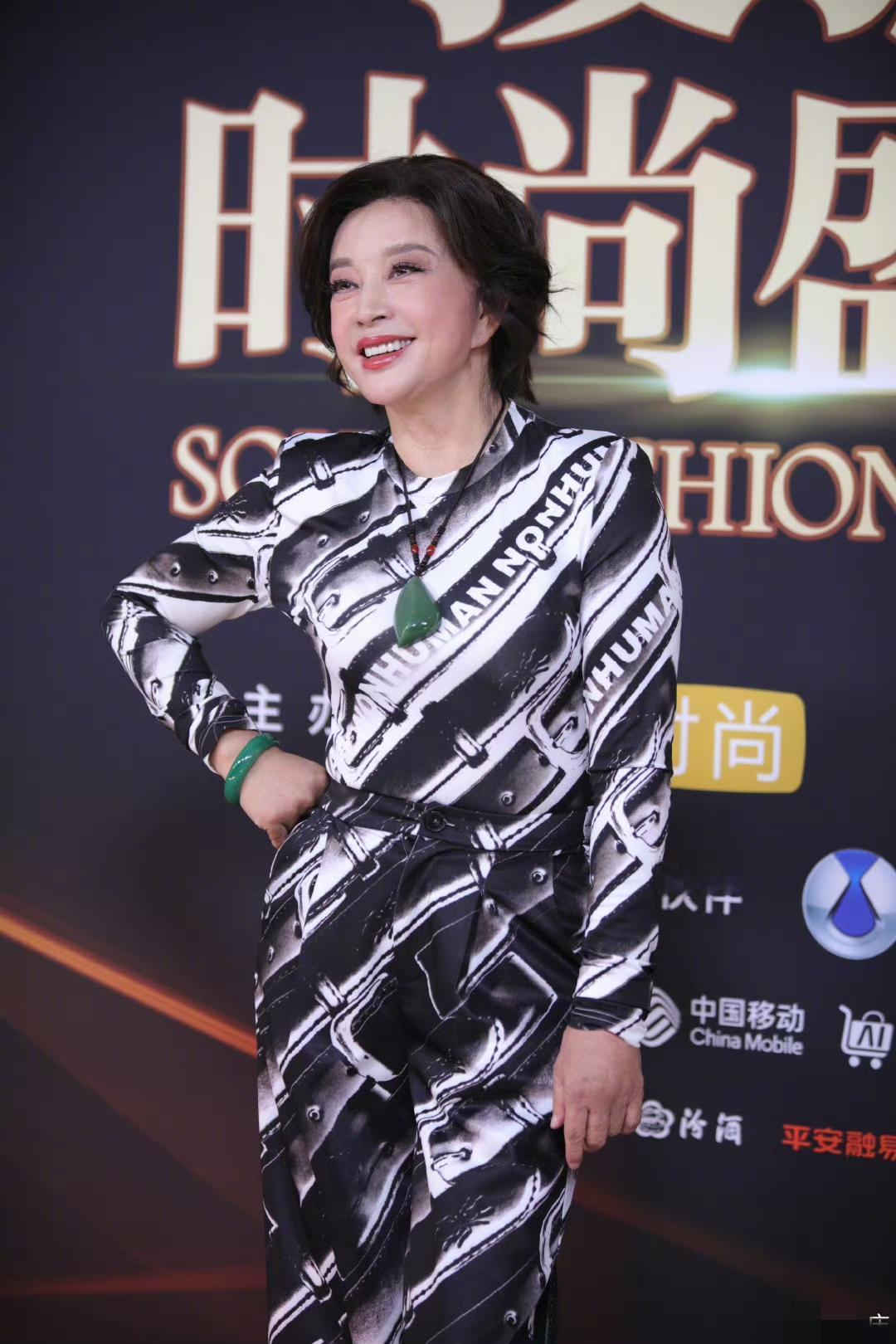 庆奶真不愧是庆奶，75岁的年纪，穿着打扮，还有精神气，都比63岁的张凯丽顺眼