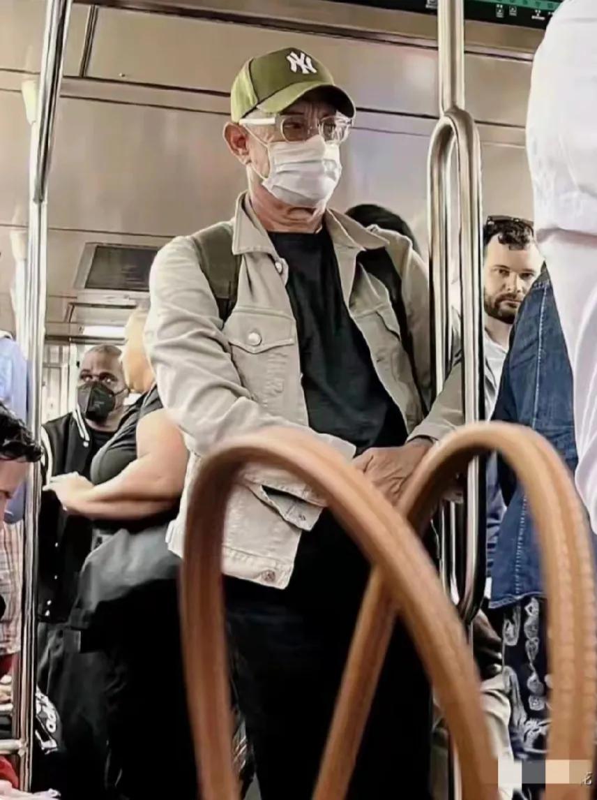 网友在纽约地铁上偶遇了汤姆·汉克斯。这位影坛的老牌帅哥虽年近70，看上去却好似壮