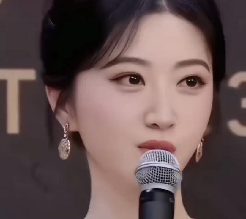 景甜不愧是人间富贵花！肤白貌美说的就是她。白皙的皮肤在灯光下简直会发光，精致的