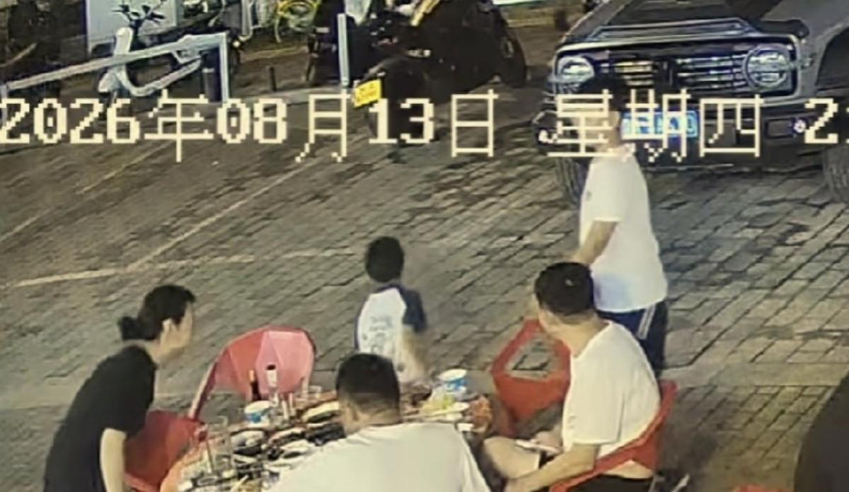 西安一家五口吃烤肉，点了一桌子菜，吃完不买单，分三波开溜，最后殿后的男人还装模作