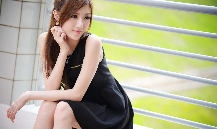 女人的身体是最诚实的，对不喜欢的男人，她会下意识地保持距离，抗拒一切肢体接触。