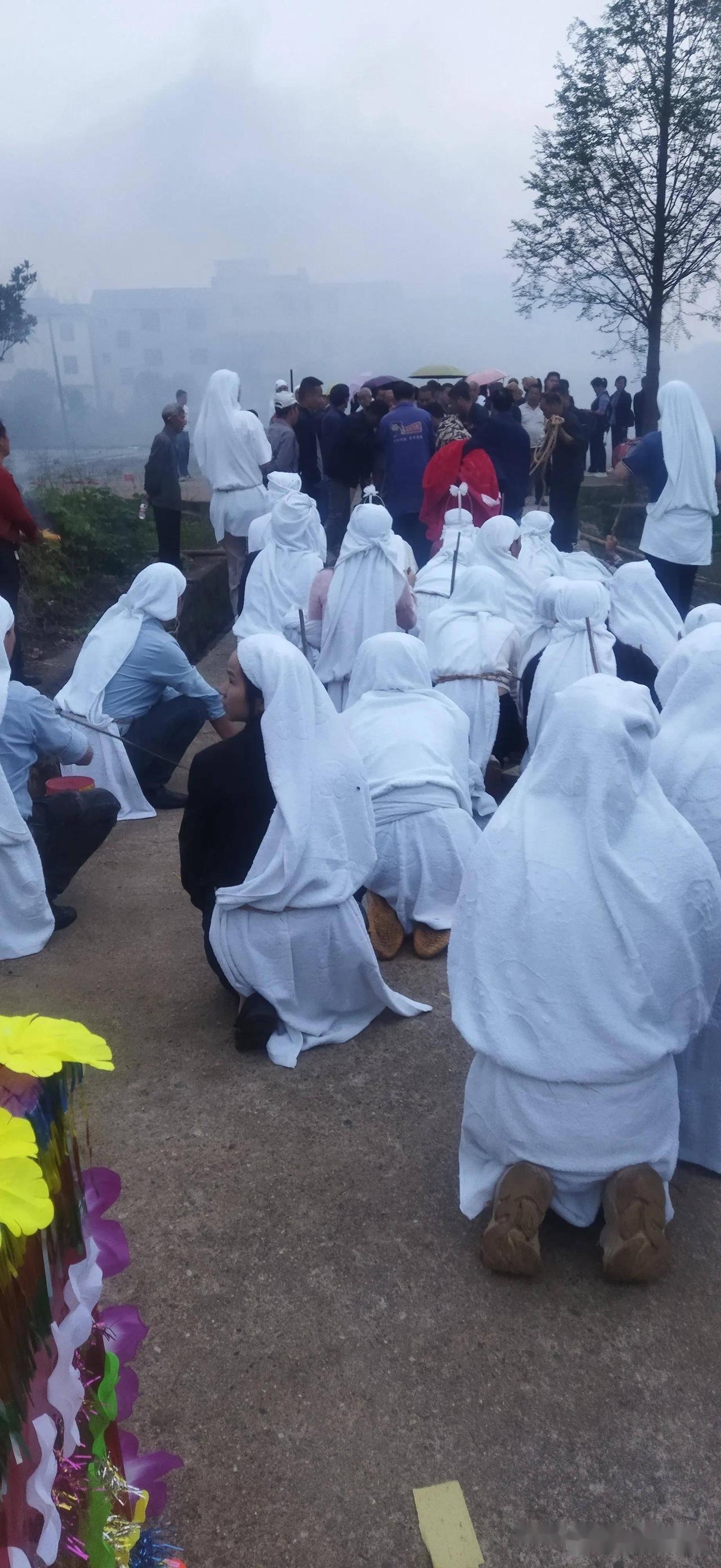 农村丧白事，孝子抬起了献饭，真是又愚蠢又丢脸呀！何必呢？以前我们这儿农村白事，